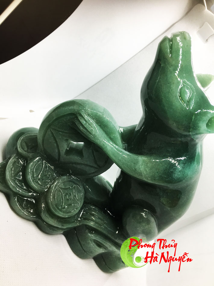 chuột ôm đĩnh tiền đá thạch anh xanh